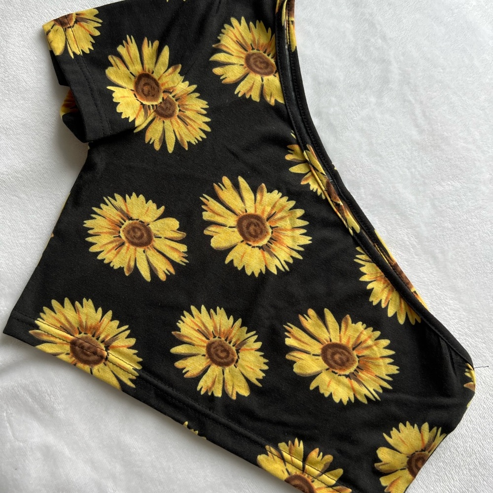 ZAFUL Sunflower Print Black One-Shoulder Crop Top T-Shirt